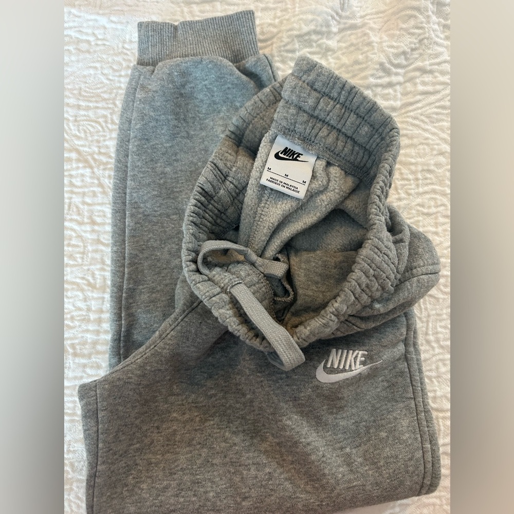 Nike youth sweatpants - medium